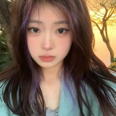 圆肚子女孩