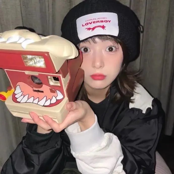 窗户边有人